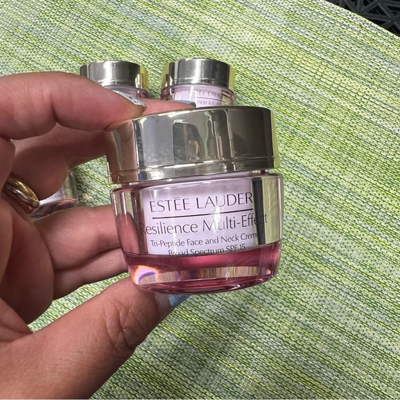 Estee Lauder Resilience Multi-Effect Face Cream and night cream Set - Picture 3 of 6